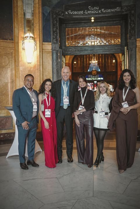 Time do Kós no congresso ESOPRS 2025, em Praga.