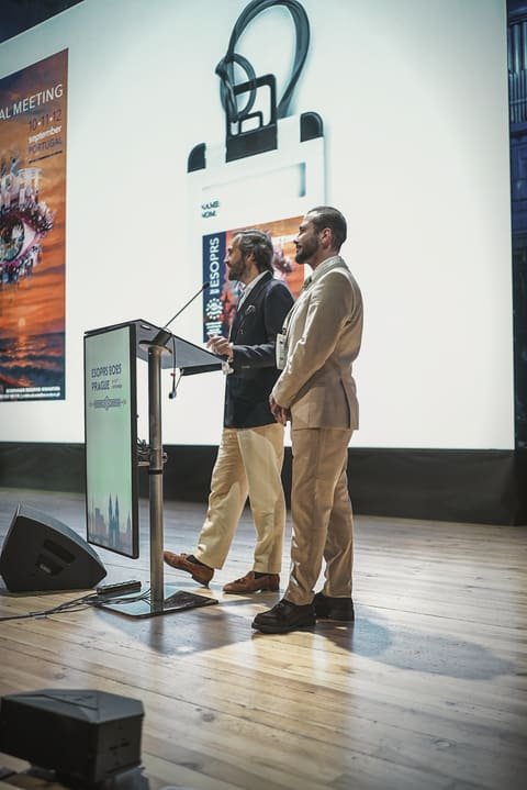 Time do Kós no congresso ESOPRS 2025, em Praga.