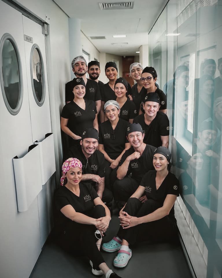 Equipe e alunos de um hands-on no corredor do hospital do Instituto Kós.